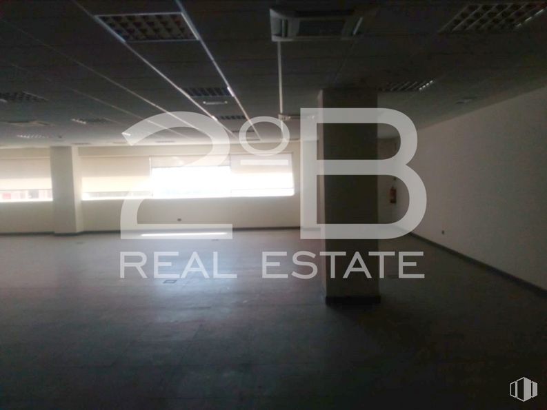 Office for sale at Rivas Centro, Plaza Constitución, 2, Rivas-Vaciamadrid, Madrid, 28529 with rectangle, font, fixture, material property, gas, tints and shades, flooring, space, signage and graphics around