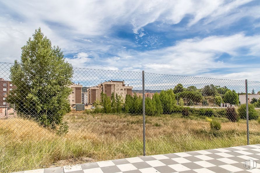 Land for sale at Calle María Luisa Menéndez Calleja, Cuenca, 16003 with building, sky, cloud, plant, land lot, grass, tree, urban design, biome and road surface around