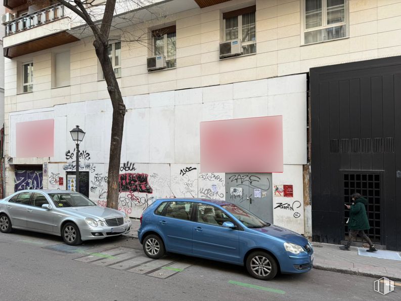 Retail for rent at Calle General Pardiñas, 30, Salamanca, Madrid, 28001 with car, window, wheel, tire, person, concrete, family car, luxury vehicle, automotive tail & brake light and mid-size car around