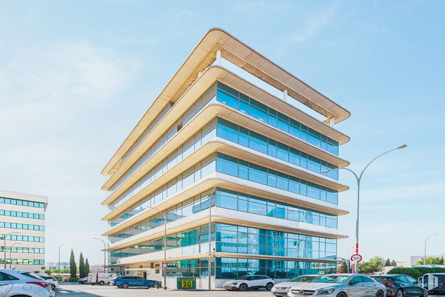 Oficina en alquiler en Avenida Sur de Barajas, 20, Barajas, Madrid, 28028 con edificio, coche, cielo, rueda, neumático, día, luz de la calle, nube, bloque de torres y condominio alrededor