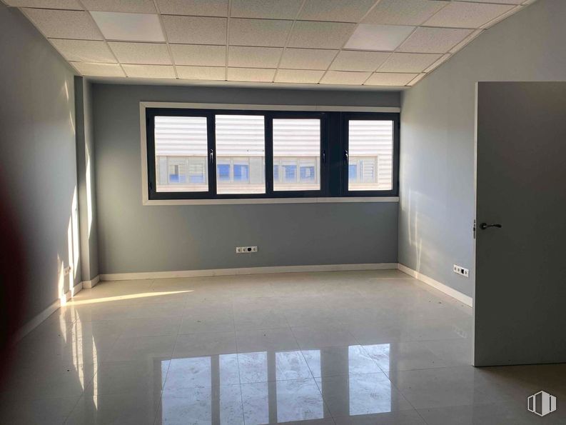 Industrial for rent at Calle San Erasmo, Villaverde, Madrid, 28021 with door, window, window blind, building, fixture, wood, shade, interior design, house and floor around