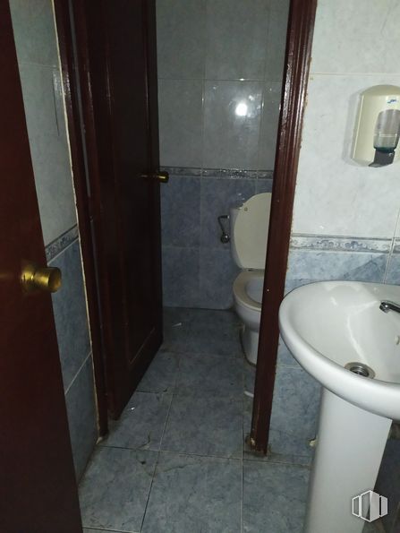 Local en alquiler en Zona Barrio del Pilar, Fuencarral - El Pardo, Madrid, 28029 con fregadero, inodoro, puerta, propiedad, accesorio de fontanería, edificio, baño, accesorio, lavabo de baño y madera alrededor