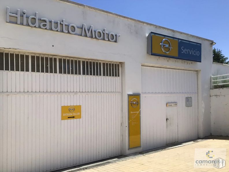 Industrial for sale & for rent at Avenida Juan Carlos I, 30, Ávila, 05004 with sky, building, fixture, font, gas, composite material, facade, signage, engineering and tree around