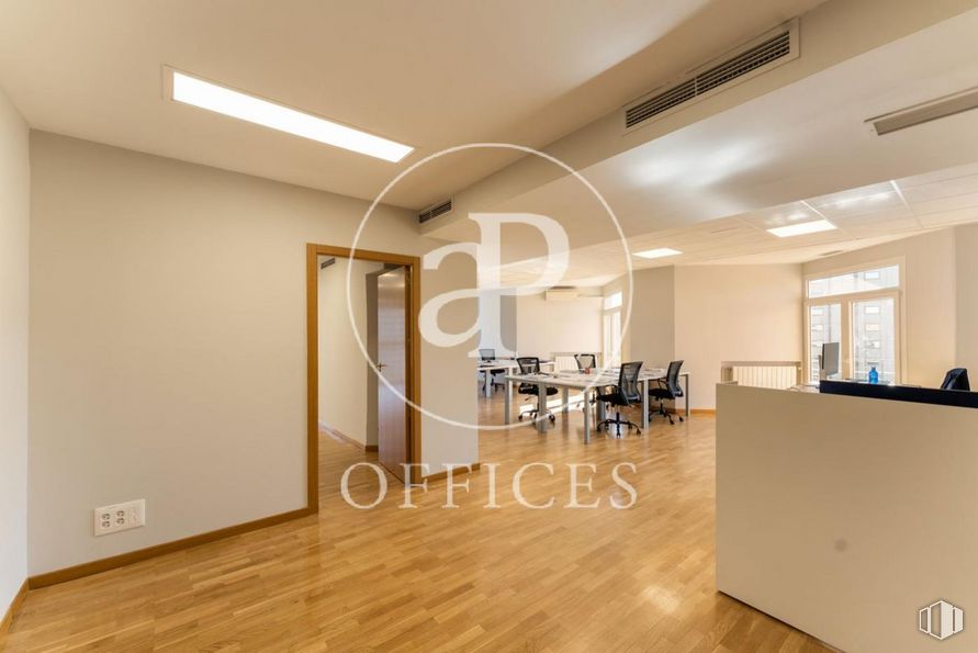 Oficina en venta en Paseo Castellana, Tetuán, Madrid, 28046 con alumbrado, edificio, accesorio, pasillo, madera, suelo, piso, bienes raíces, mesa y madera alrededor