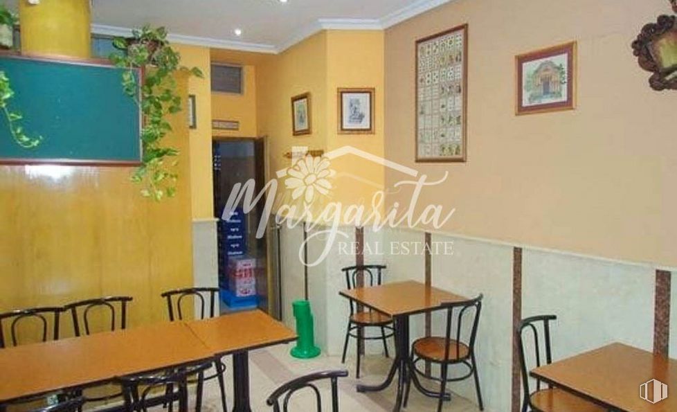 Local en venta en Barrio Atalaya, Ciudad Lineal, Madrid, 28033 con marco, silla, mesa de cocina y comedor, mesa, mesa, mueble, propiedad, interiorismo, accesorio y alumbrado alrededor