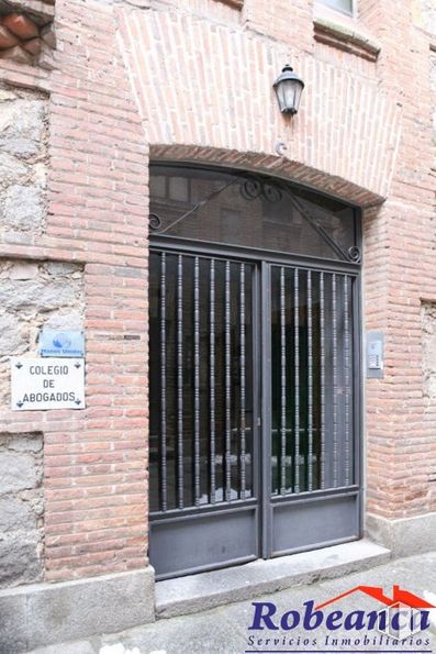 Oficina en alquiler en Plaza del Rastro, 2, Ávila, 05001 con mediante, edificio, estante de alambre, madera, exterior automotriz, accesorio, gas, fachada, material compuesto, material de construcción y enladrillado alrededor