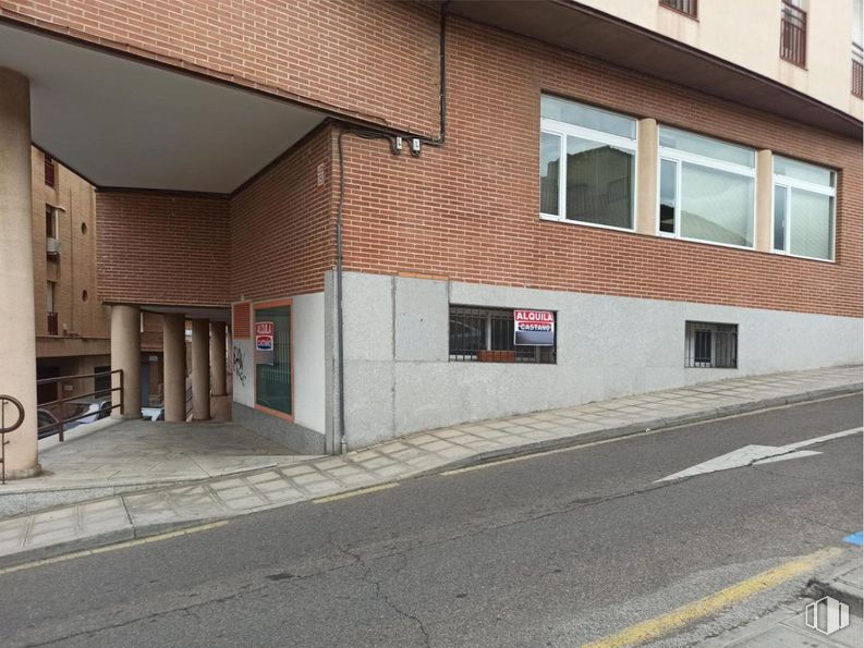 Local en alquiler en Avenida Plaza de Toros, Toledo, 45003 con ventana, edificio, superficie de la carretera, madera, asfalto, ladrillo, albañilería, accesorio, diseño urbano y fachada alrededor