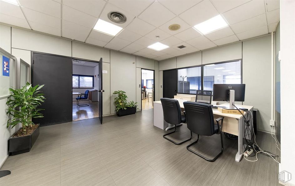 Oficina en venta en Edificio Informa, Avenida Industria, 32, Alcobendas, Madrid, 28108 con silla, pantalla de ordenador, planta de interior, escritorio, lámpara, alumbrado, planta, mueble, mesa y maceta alrededor