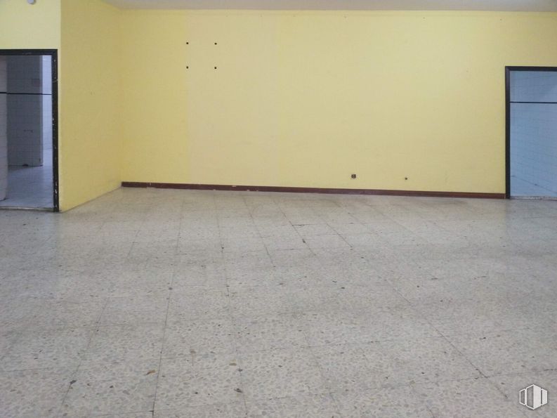 Local en alquiler en Calle Sevilla, 10, Móstoles, Madrid, 28931 con puerta, accesorio, madera, piso, suelo, asfalto, superficie de la carretera, material compuesto, madera y tinte para madera alrededor