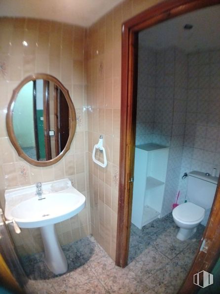 Retail for sale & for rent at Calle Arboleda, 21, Getafe, Madrid, 28901 with toilet, mirror, sink, property, bathroom sink, plumbing fixture, tap, fixture, bathroom and azure around