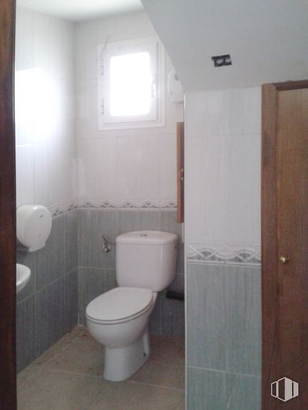 Local en venta en Calle de La Mancha, 2, Ontígola, Toledo, 45340 con inodoro, ventana, propiedad, edificio, asiento de inodoro, baño, accesorio, morado, accesorio de fontanería y madera alrededor