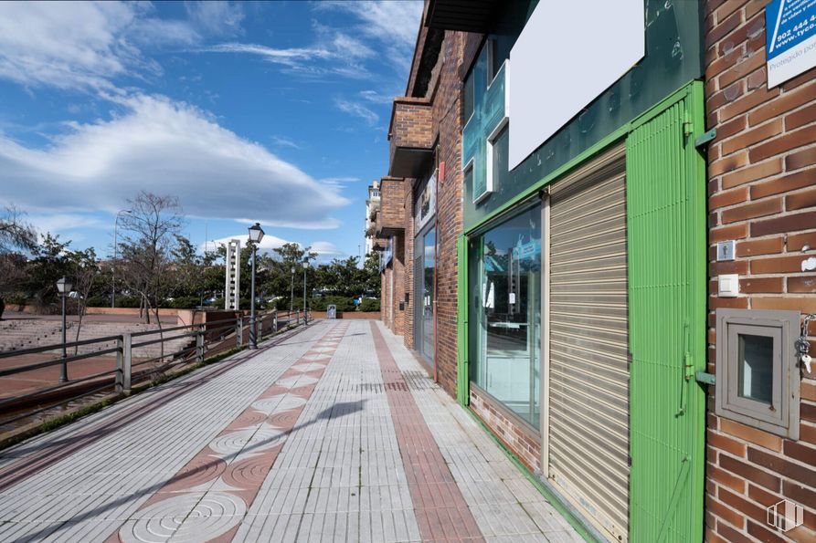 Local en alquiler y venta en Calle Alcalá, Ciudad Lineal, Madrid, 28027 con puerta, cielo, nube, día, ventana, edificio, superficie de la carretera, madera, arquitectura y árbol alrededor