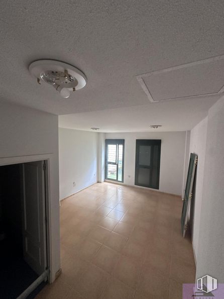 Local en alquiler en Zona centro, Pinto, Madrid, 28320 con lámpara, alumbrado, puerta, accesorio, madera, edificio, ventana, interiorismo, hall y suelos alrededor