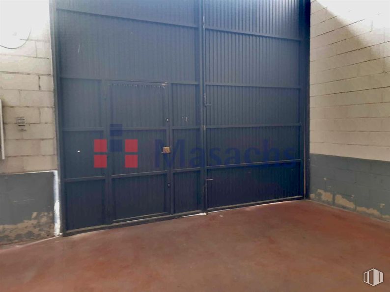 Nave en alquiler en Zona industrial, Villaverde, Madrid, 28021 con armario, metal, puerta de garaje, material de construcción, puerta y garaje alrededor