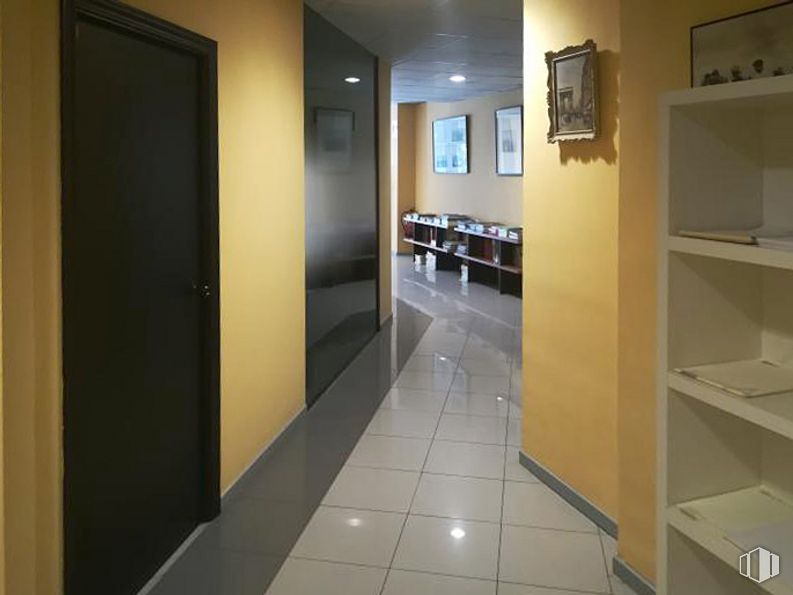 Oficina en alquiler y venta en Calle Factor, Centro, Madrid, 28013 con mueble, edificio, accesorio, mesa, mediante, planta de casa, madera, casa, silla y suelo alrededor