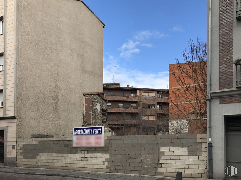 Land for sale at Calle Eduardo Marquina, 21, Ávila, 05001 with building, door, sky, cloud, window, fixture, brickwork, brick, urban design and road surface around