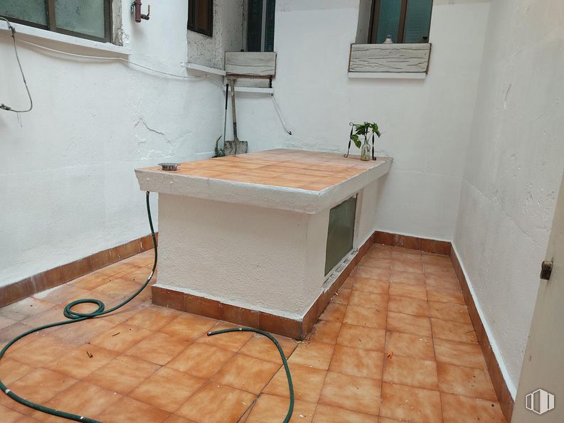 Local en venta en Calle General Ricardos, Carabanchel, Madrid, 28025 con mesa, ventana, madera, suelos, suelo, rectángulo, madera dura, tinte para madera, edificio y gas alrededor