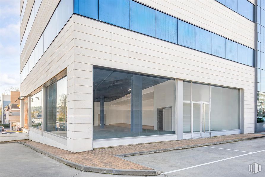 Retail for rent at Avenida Industria, 37, Alcobendas, Madrid, 28108 with fixture, shade, building, composite material, commercial building, material property, rectangle, building material, facade and real estate around