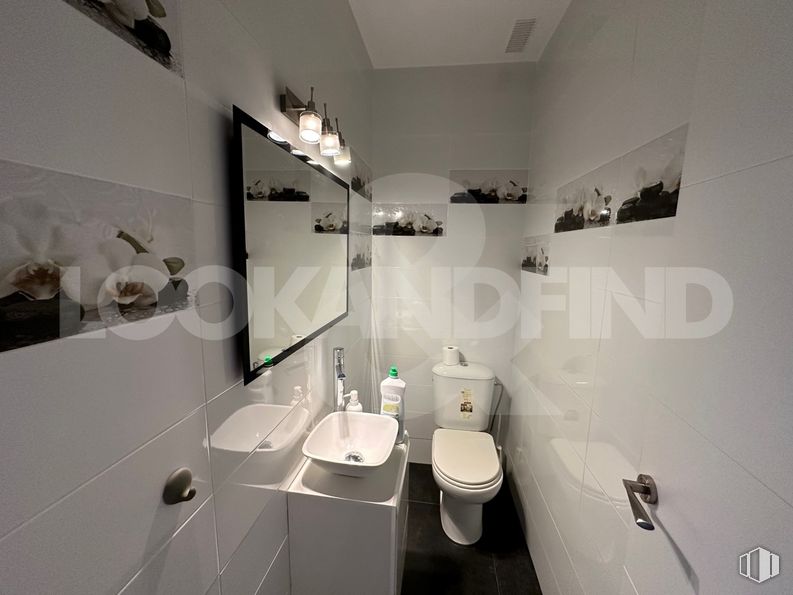 Retail for sale at Zona Jardines del Prado, Talavera de la Reina, Toledo, 45600 with sink, toilet, building, automotive design, plumbing fixture, grey, black-and-white, floor, house and flooring around