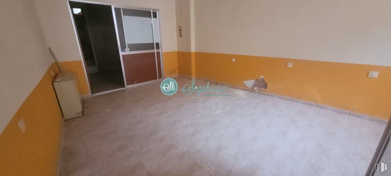 Local en alquiler en Zona Acueducto, Segovia, 40001 con puerta, madera, edificio, pavimentos, piso, casa, tinte para madera, madera, suelo laminado y techo alrededor