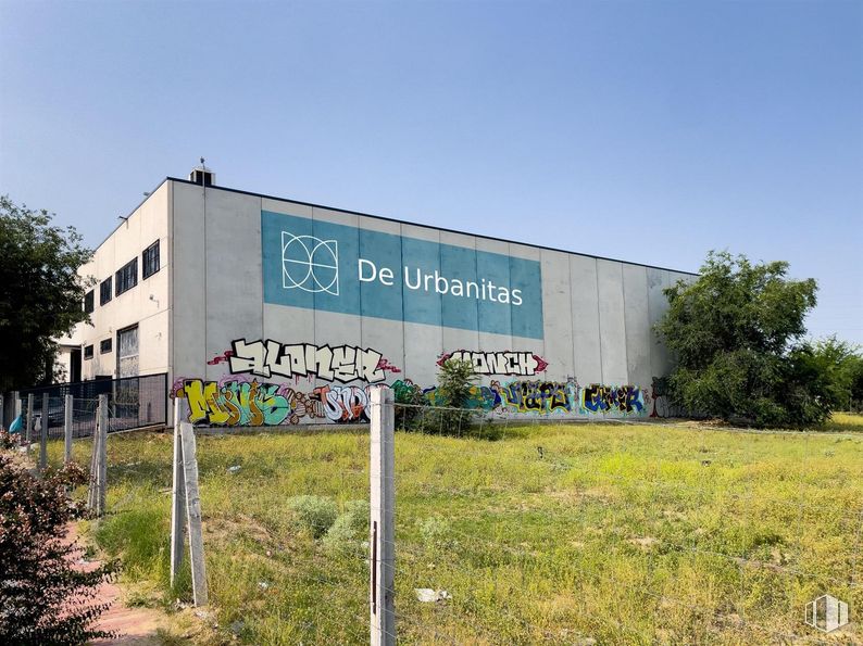 Nave en alquiler en Zona Laguna, Villaverde, Madrid, 28021 con edificio, planta, cielo, árbol, lote de terreno, vehículo de motor, arte, hierba, fuente y zona rural alrededor