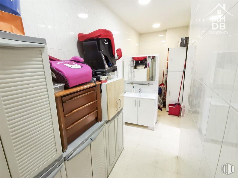 Local en venta en Zona Rosas, San Blas - Canillejas, Madrid, 28022 con equipaje y bolsos, ebanistería, bolsa, mueble, cajón, interiorismo, cajonera, silla, diseño automovilístico y suelo alrededor