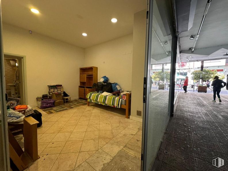 Retail for sale & for rent at Calle Carretería, Cuenca, 16002 with person, lighting, flooring, floor, ceiling, hardwood, drawer, wood, houseplant and building around