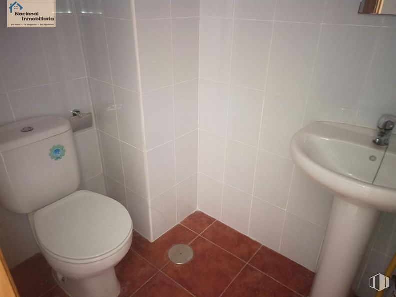 Retail for sale at Zona Centro, Santa María del Tiétar, Ávila, 05429 with toilet, sink, property, toilet seat, white, plumbing fixture, bathroom, purple, black and bathroom sink around