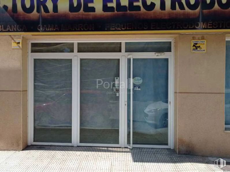 Retail for sale at Avenida Rey Juan Carlos I, Tarancón, Cuenca, 16400 with door, window, property, fixture, architecture, font, real estate, facade, composite material and glass around