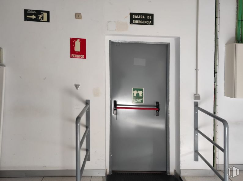 Nave en alquiler en Calle Manuel Tovar, Fuencarral - El Pardo, Madrid, 28034 con puerta, edificio, accesorio, suelo, gas, vidrio, rectángulo, puerta de casa, paralelo y techo alrededor