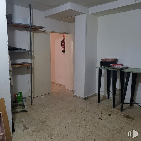 Local en venta en Calle Hornachos, Puente de Vallecas, Madrid, 28053 con mesa, suelos, suelo, techo, habitación, estantería, madera dura, contrachapado, tinte para madera y suelo de baldosas alrededor