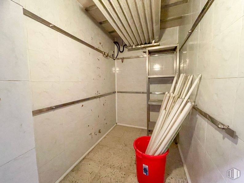 Retail for rent at Calle Cristo Salud, 6, Valdemoro, Madrid, 29342 with waste container, flooring, floor, ceiling, pipe, basement, steel, plumbing, tile and plywood around