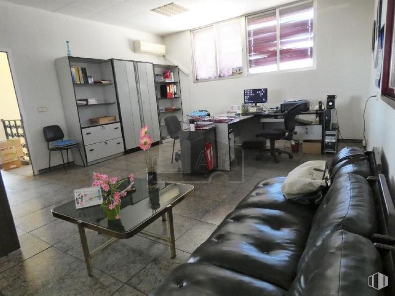 Nave en venta en Calle Platino, Colmenar Viejo, Madrid, 28770 con sofá, mesa, silla, ventana, mueble, edificio, televisión, flor, interiorismo y suelo alrededor