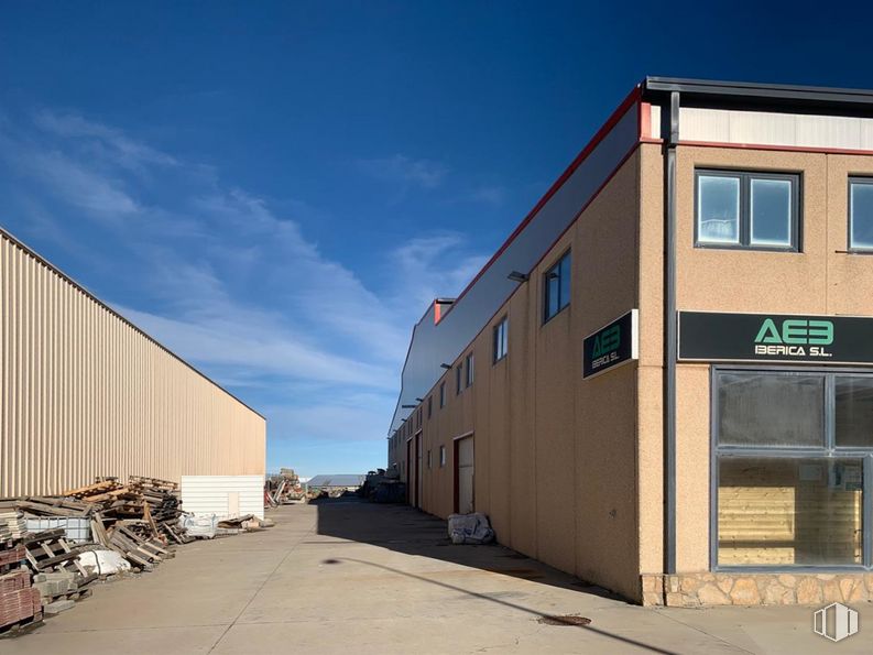 Industrial for sale at Polígono Vicolozano, Ávila, 05194 with window, sky, building, cloud, asphalt, road surface, residential area, wood, house and urban design around