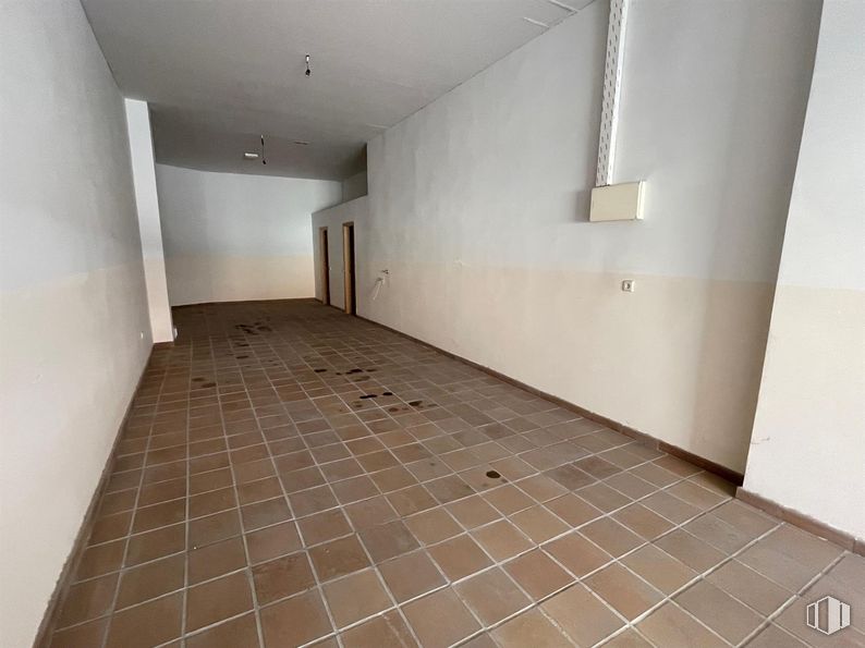 Retail for sale at Centro Alameda de la Sagra, Alameda de la Sagra, Toledo, 45240 with door, flooring, floor, tile flooring, tile, ceiling, daylighting, hall, building material and cleanliness around