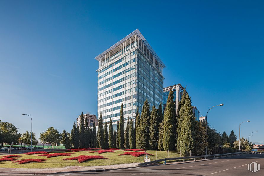 Oficina en alquiler en Torre Indocentro, Calle Retama, 7, Arganzuela, Madrid, 28045 con edificio, luz de la calle, cielo, rascacielos, torre, bloque de torre, árbol, diseño urbano, casa y paisaje urbano alrededor