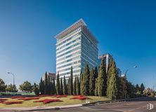 Oficina en alquiler en Torre Indocentro, Calle Retama, 7, Arganzuela, Madrid, 28045 con edificio, luz de la calle, cielo, rascacielos, torre, bloque de torre, árbol, diseño urbano, casa y paisaje urbano alrededor