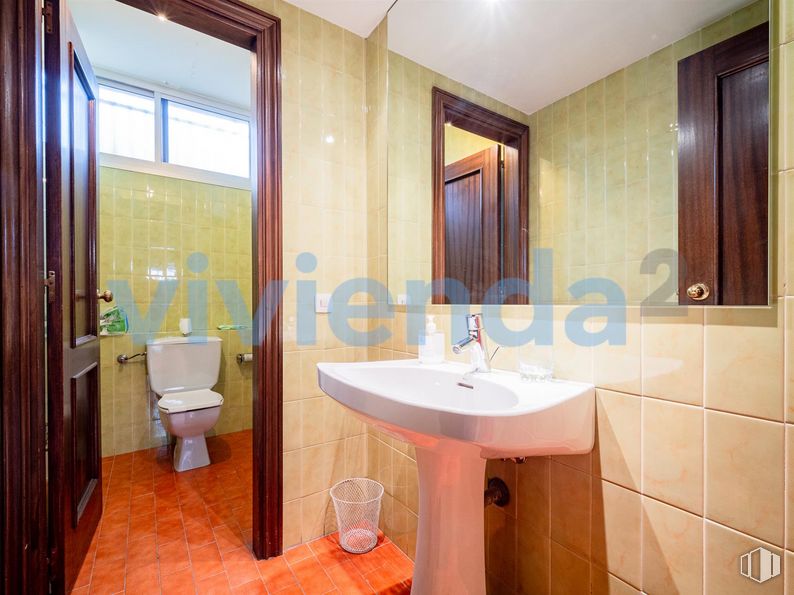 Oficina en venta en Calle Almansa, Moncloa - Aravaca, Madrid, 28040 con inodoro, fregadero, espejo, grifo, accesorios de fontanería, lavabo, cuarto de baño, edificio, madera y morado alrededor