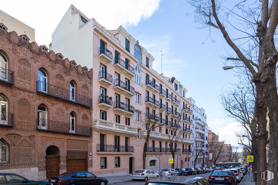 Oficina en alquiler en Calle Romero Robledo, 19, Moncloa - Aravaca, Madrid, 28008 con edificio, coche, vehículo terrestre, cielo, neumático, rueda, nube, ventana, vehículo y infraestructura alrededor