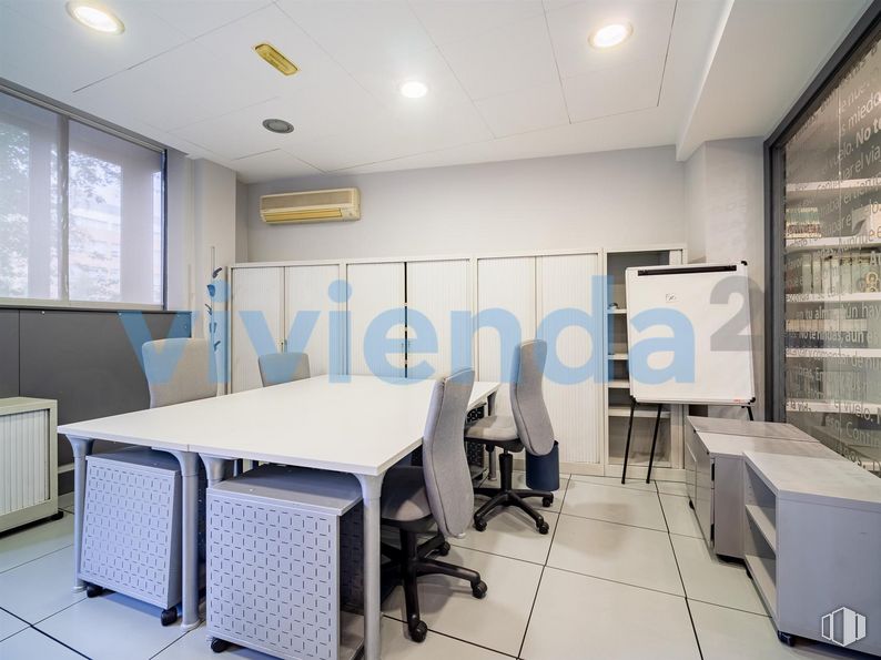 Local en alquiler y venta en Calle Bravo Murillo, Chamberí, Madrid, 28003 con silla, mesa, edificio, mueble, escritorio, silla de oficina, suelo, suelos, pared y inmobiliario alrededor