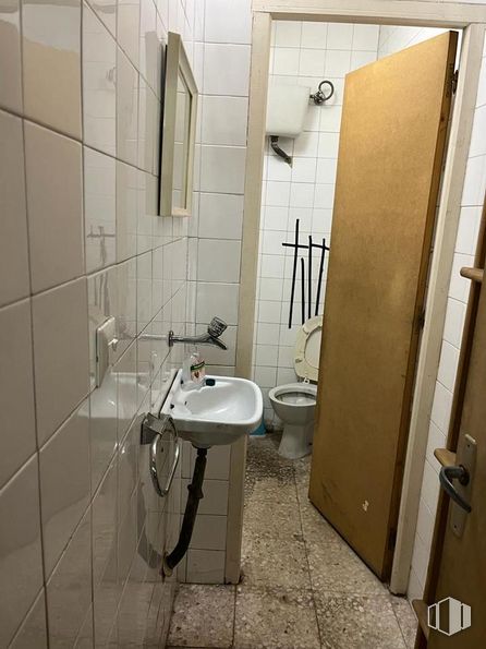 Local en venta en Calle Mármol, Torrejón de Ardoz, Madrid, 28850 con fregadero, inodoro, espejo, grifo, propiedad, lavabo, accesorios de fontanería, cuarto de baño, accesorio y edificio alrededor