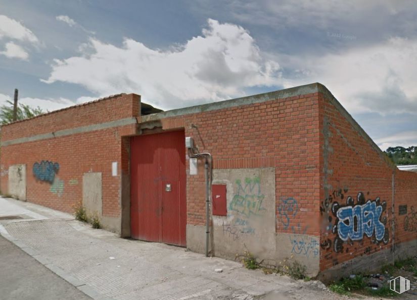 Industrial for sale at Calle Montecillo, 18, Aranjuez, Madrid, 28300 with door, house, cloud, sky, plant, tree, land lot, brickwork, building and brick around