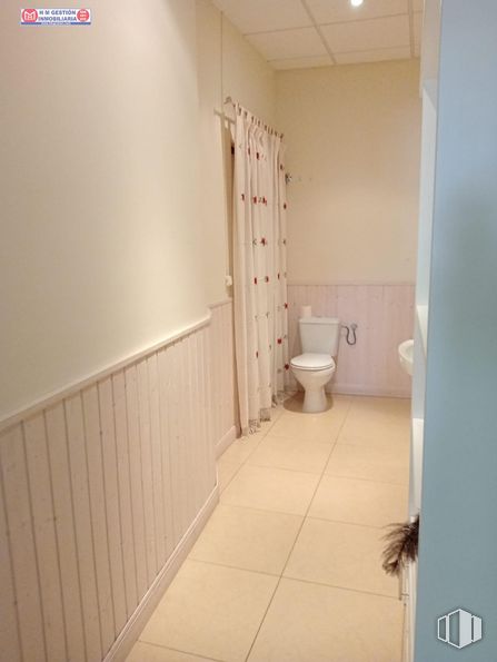 Retail for sale at Zona centro, Villafranca de los Caballeros, Toledo, 45730 with toilet, building, bathroom, plumbing fixture, fixture, interior design, floor, flooring, wall and material property around