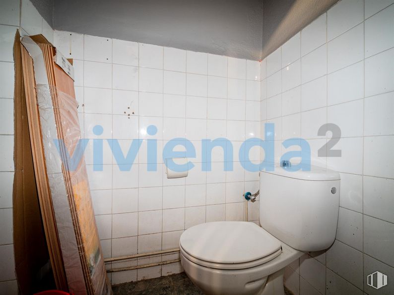 Local en venta en Calle Hermanos Machado, Ciudad Lineal, Madrid, 28017 con inodoro, asiento del inodoro, cuarto de baño, accesorios de fontanería, producto, accesorio, edificio, interiorismo, suelo y suelos alrededor