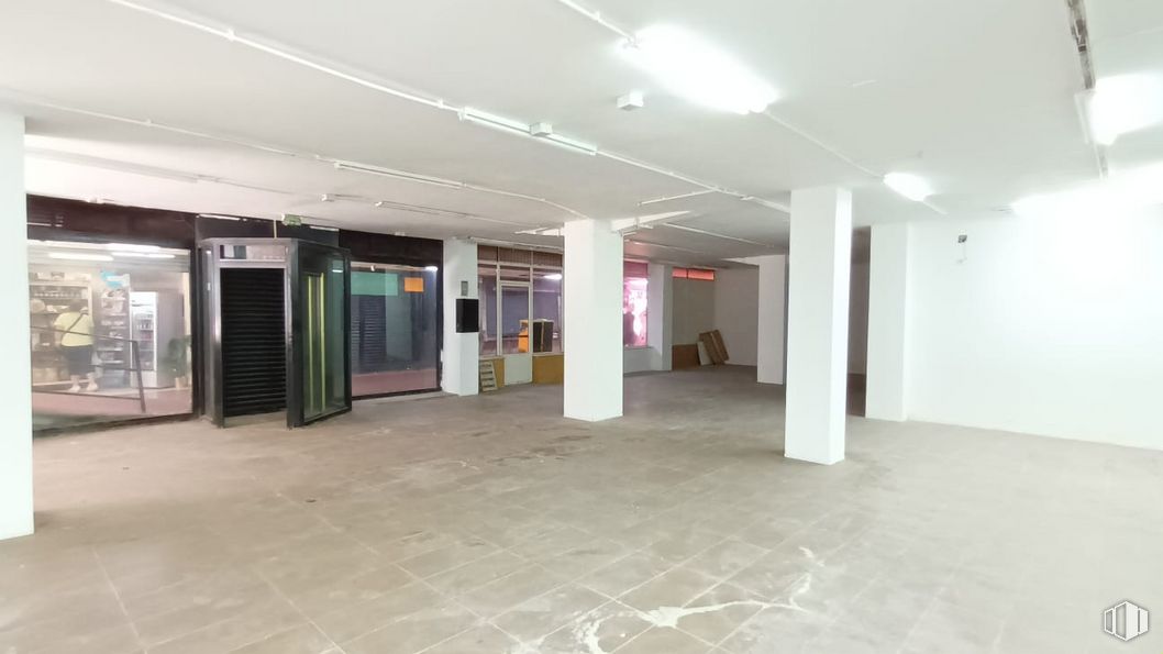 Retail for sale & for rent at Calle Lope de Vega, 47, Getafe, Madrid, 28904 with fixture, flooring, building, floor, hall, gas, ceiling, city, event and facade around