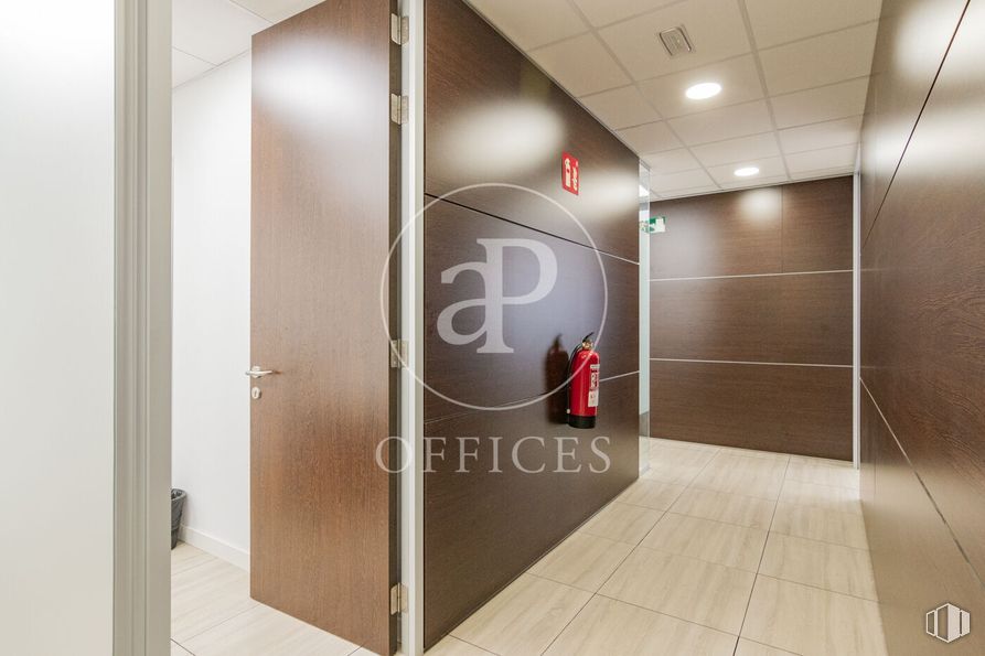 Oficina en alquiler y venta en Calle Alfonso Gómez, San Blas - Canillejas, Madrid, 28037 con accesorio, edificio, madera, puerta, suelos, suelo, pared, rectángulo, exterior del automóvil y vidrio alrededor