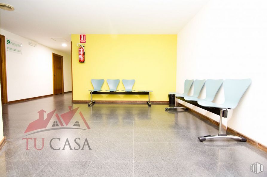 Office for rent at Carretera de la Peraleda, Toledo, 45004 with furniture, property, interior design, flooring, wood, floor, line, wall, armrest, hardwood and ceiling around