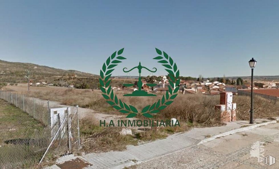 Land for sale at Calle Estrella, Torrelaguna, Madrid, 28180 with sculpture, sky, plant, plant community, ecoregion, street light, land lot, biome, grass and terrestrial plant around