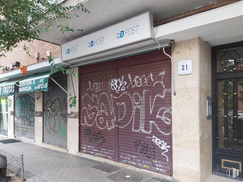 Retail for rent at Calle Corregidor José de Pasamonte, 21, Moratalaz, Madrid, 28030 with handwriting, neighbourhood, art, fixture, font, facade, brick, graffiti, tree and brickwork around