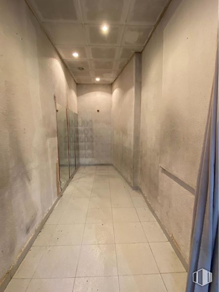 Retail for rent at Plaza Constitución, Cuenca, 16002 with flooring, floor, hall, fixture, ceiling, composite material, concrete, space, glass and symmetry around